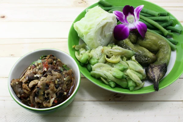 Тайский грибной соус и набор вареных овощей — стоковое фото