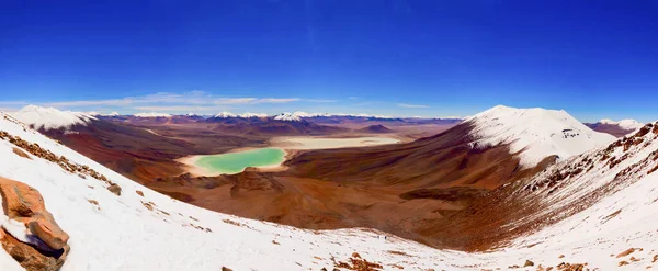 Bolivya 'daki And Dağları' nda 5500 metre yükseklikte Licanrfbur Dağı 'nın yamacından panoramik görüntü