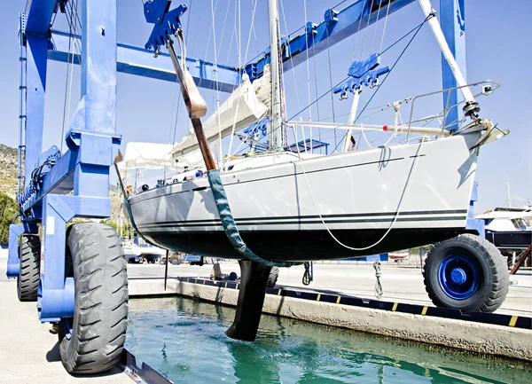 Service Dans Yacht Marin Hang Yacht Sur Grue Marine Images De Stock Libres De Droits