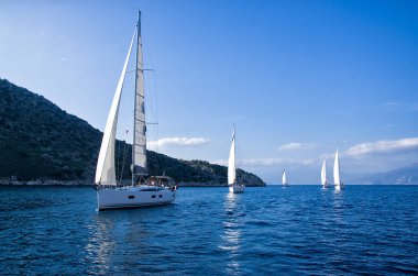 Akdeniz 'deki yelkenli yarışı sırasında taze rüzgarda yarış
