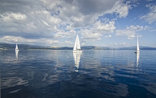 Akdeniz 'deki yat yarışı sırasında sükunet içinde yarış