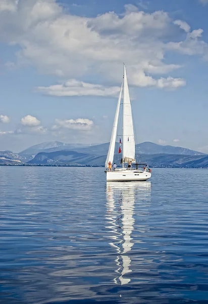 Akdeniz 'deki yat yarışı sırasında sükunet içinde yarış