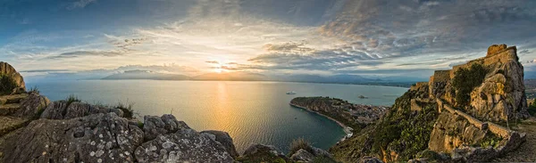 Yunanistan 'ın başkenti Nafplion' daki Palamidi 'den günbatımının panoramik manzarası