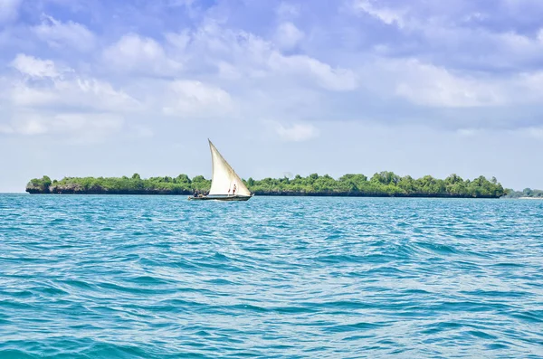 Zanziba sahilinde bir tekne.
