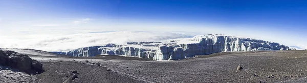 Kilimanjaro tepesindeki buzulun 5850 metre yükseklikten panoramik görüntüsü.