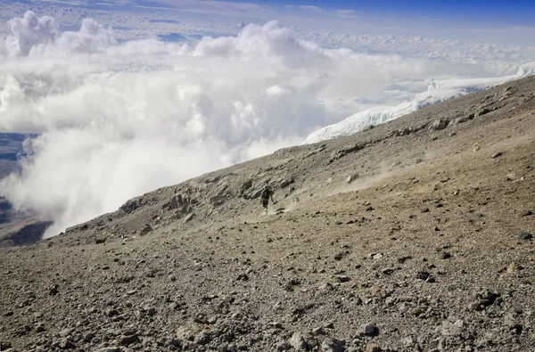 Kilimanjaro 'nun Uhuru zirvesinden tek başına inen dağcı.