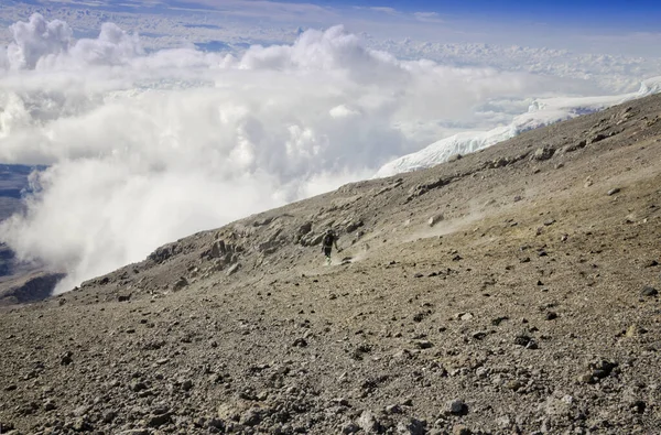 キリマンジャロの山頂ウフルからの登山者のみ ロイヤリティフリーのストック写真