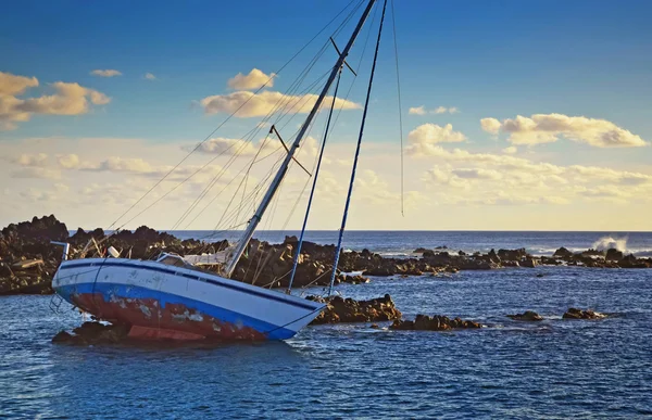 kayaların üzerinde tekne