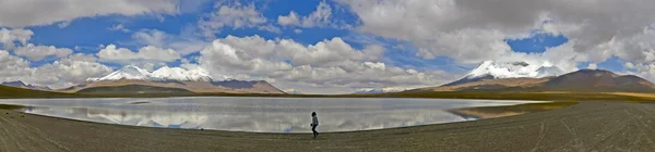 Kız, göl, dağ, bulutlar