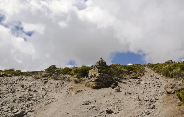 Pietra miliare sul Kilimangiaro — Foto Stock