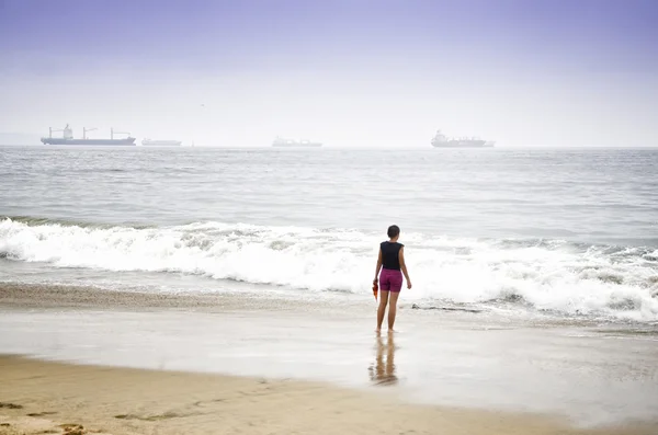 Chica en la costa del océano — Foto de Stock