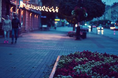 Fenerli güzel bir gece sokağı.