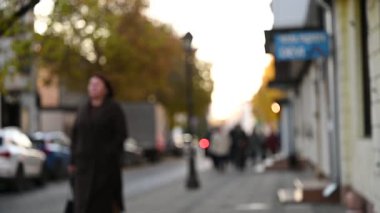 İnsanlarla şehrin bulanık arkaplanı