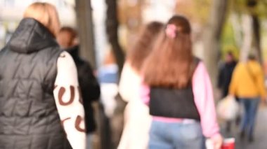 Yolda yürüyen insanların bulanık arkaplanı