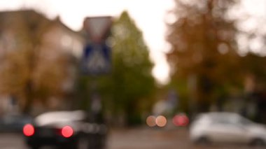 Sonbaharda şehrin bulanık ışıkları