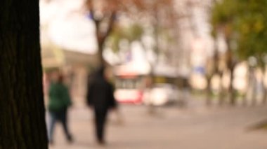 Sonbaharda bulanık insanlarla sokakları bulanık görmek