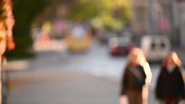 Şehir sokaklarındaki trafik sıkışıklığının bulanık görüntüsü