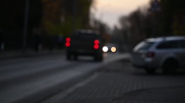 Geceleri araba bulanıklaşır.