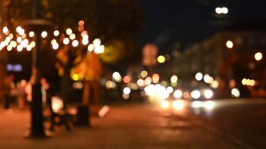 Sokakta yürüyen insanların bulanık arkaplanı