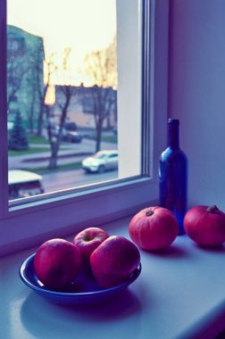 ahşap bir masa üzerinde kırmızı olgun elma