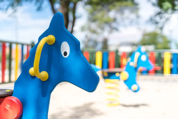 Μπλε κουνιστό άλογο στην παιδική χαρά — Φωτογραφία Αρχείου