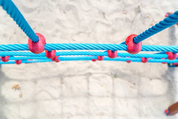 Bahçesi duvara tırmanma mavi halatlar