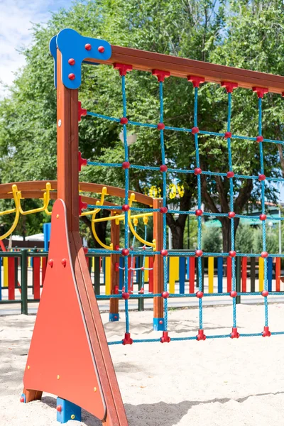 Kletterwand auf Spielplatz — Stockfoto