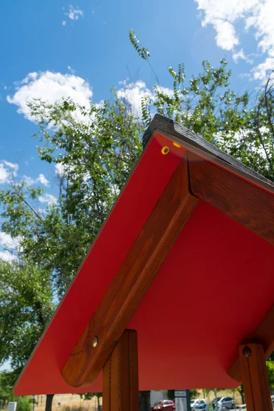 Kırmızı ahşap çatı bahçesi ev düşük bakış