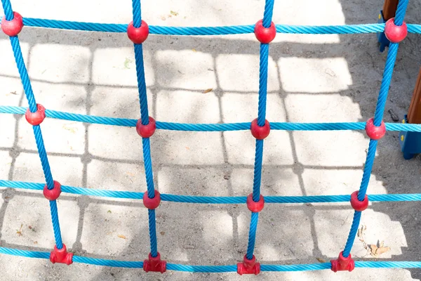 Mavi ip ile tırmanma duvarı 