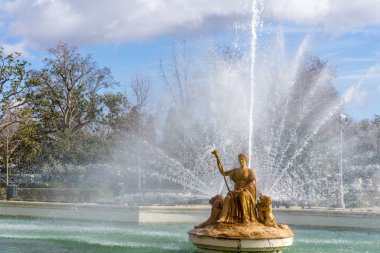 Çeşme taht üzerinde oturan antika altın kadın