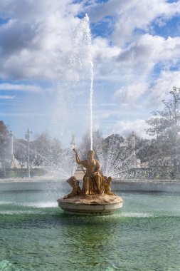 Kraliçe heykeli ile Ortaçağ çeşme