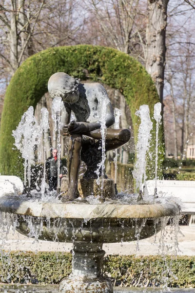 Fuente de mármol con niño de piedra mirando su pie —  Fotos de Stock