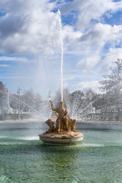 Kraliçe heykeli ile Ortaçağ çeşme