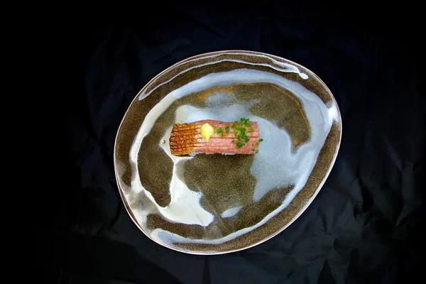 Ton balığı Nigiri bir seramik tabak