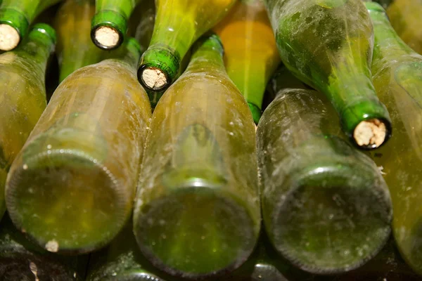 Botellas de vino verde apiladas — Foto de Stock