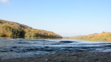 Güney böceği nehrinin akışı