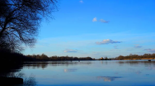 Krajobraz Rzeki Wczesną Wiosną — Zdjęcie stockowe