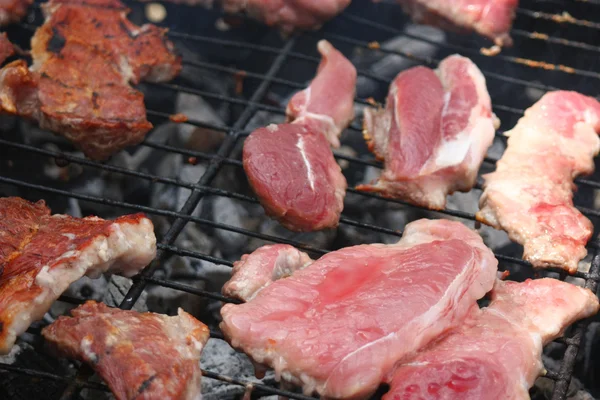 Barbecuing meat on charcoal fire imagen de primer plano . — Foto de Stock