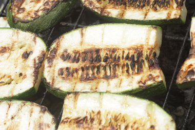 Sebze kömür ateşi portre resim üzerinde barbecuing.