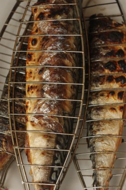 uskumru kömür ateşi portre resim üzerinde barbecuing.