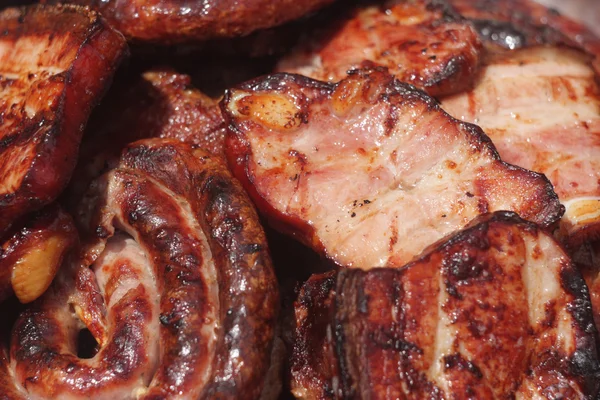 Carne alla brace sul fuoco di carbone immagine primo piano . — Foto Stock