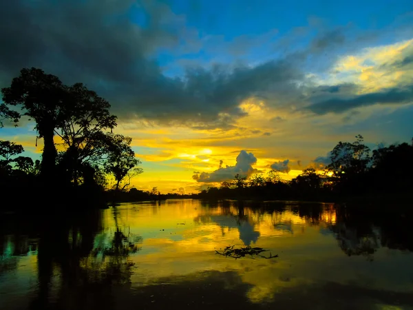 Amazon nehri gün batımında — Stok fotoğraf