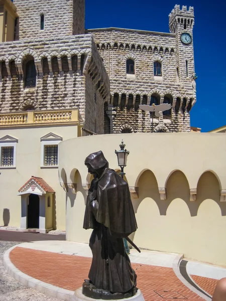 Estatua de Francesco Grimaldi frente al Palacio de Mónaco Fotos de stock libres de derechos