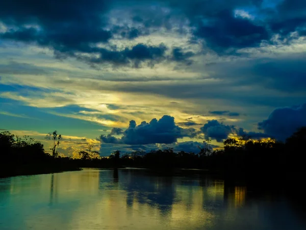 Amazon nehri gün batımında