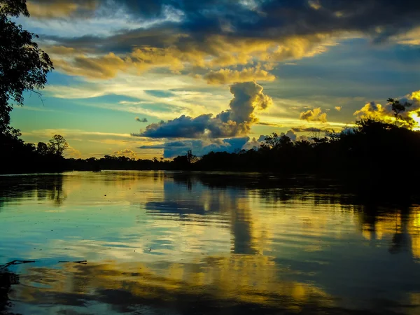 Amazon nehri gün batımında — Stok fotoğraf