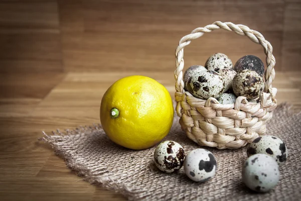 bıldırcın yumurtası ahşap sepet içinde