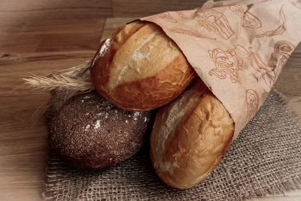 Pan sobre un fondo de madera —  Fotos de Stock