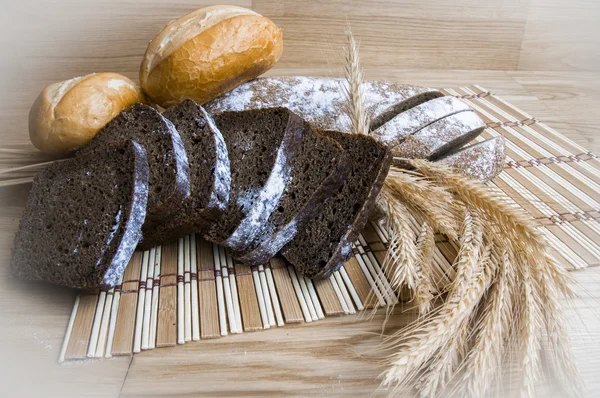 Pan de trigo sobre fondo de madera —  Fotos de Stock