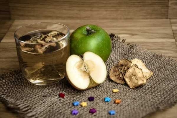 Apple juice with apples on wooden background — Stock Photo, Image