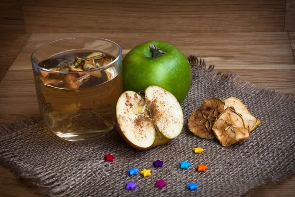 Apple juice with apples on wooden background — Stock Photo, Image